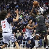 Kyshwan George (18) arrive accuse un temps de retard sur Jaden McDaniels: une image trompeuse. KEYSTONE/AP/Matt Krohn